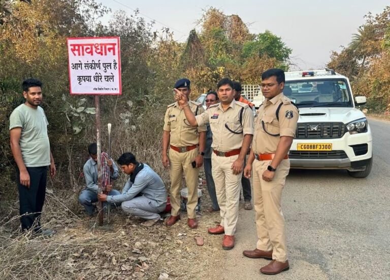 पखांजूर पुलिस की पहल, संभावित दुर्घटनाजन्य स्थानों  पर सुचना बोर्ड लगवाए