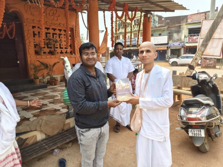 ISKCON भक्तों द्वारा नगर संकीर्तन, गीता वितरण एवं जलदान कार्यक्रम का आयोजन