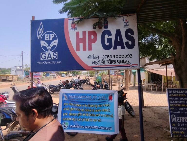 HP गैस एजेंसी द्वारा कि जा रही अनियमितता के खिलाफ जन आक्रोश, पखांजूर एसडीएम को सौंपा ज्ञापन